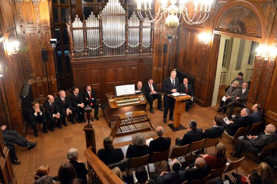 Oberbürgermeister Stefan Schostok spricht vor Gästen in der „großen Halle“ der Villa Seligmann