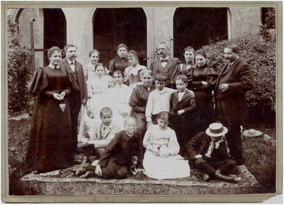 Foto der Familie Strupp. Links stehen das Ehepaar Fanny und Gustav Strupp-Bloch, in der Mitte der Schwager Josef Hoffmann (Ehemann von Mathilde Strupp) und rechts das Ehepaar Anna und Louis Strupp.