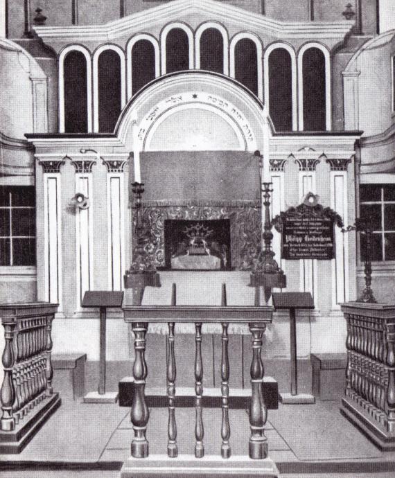 Blick auf Almenor und Thoraschrein in der Synagoge Sondershausen