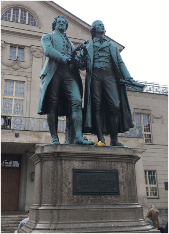 Statue von Goethe und Schiller auf dem Weimarer Theaterplatz