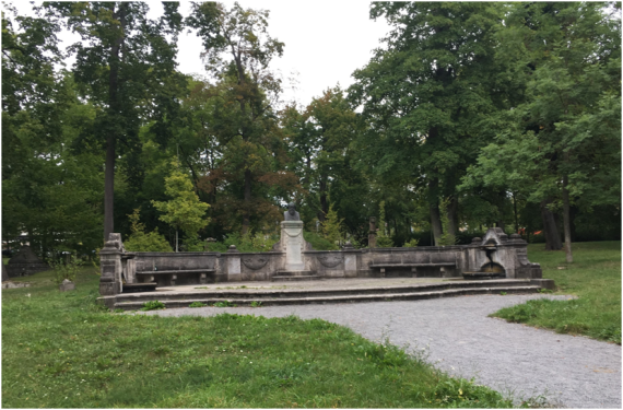 Das 1899 errichtete Brahmsdenkmal umfasst ein Portrait des Komponisten auf einem Sockel. Daneben sind in einer oval gestalteten Anlage steinerne Sitzbänke angebracht.