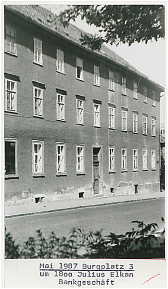 Black and white photo of the house Burgplatz 3 from 1987