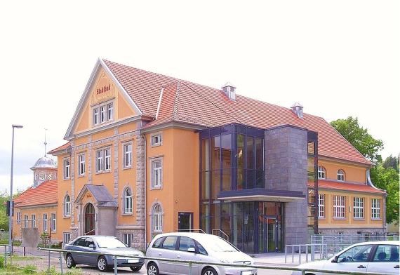 Das Bild zeigt das alte Stadtbad von Meiningen. Heute ist es modernisiert und wird als Turmhalle genutzt