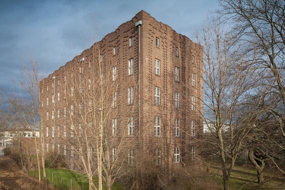 Ehemaliges Verwaltungsgebäude der Gebrüder Meyer im Stil des Backsteinexpressionismus, Teilrealisierung eines umfangreichen Entwurfs von Hans Poelzig von 1923/24. Jüdisches DP-Camp 1945-1949 