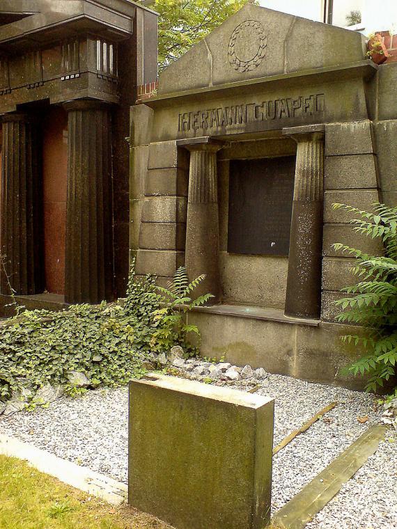 Stone witnesses to Hannover's industrial history: grave of Hermann Gumpel (1862-1935, Bankhaus Z. H. Gumpel, Gumpel-Kalikonzern, emigration 1933), to the left the family grave of Joseph Berliner (1858-1938, J. Berliner Telefonfabrik, Deutsche Grammophon Gesellschaft, Hackethal-Draht-Gesellschaft, chairman of the supervisory board of the Mechanische Weberei in Linden, etc.)