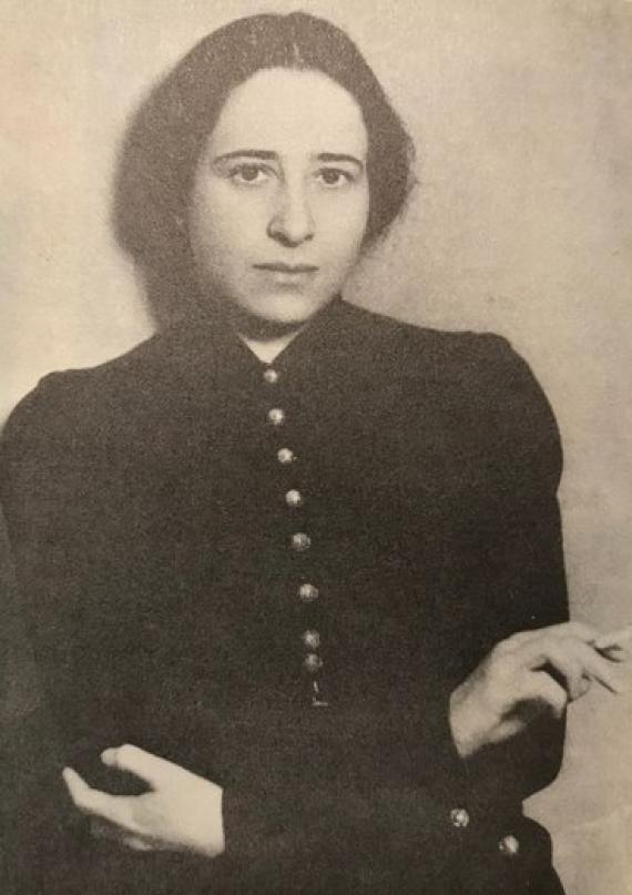Frontal portrait of the upper part of the body from 1933, b/w, with the Arendt-typical cigarette in the left hand