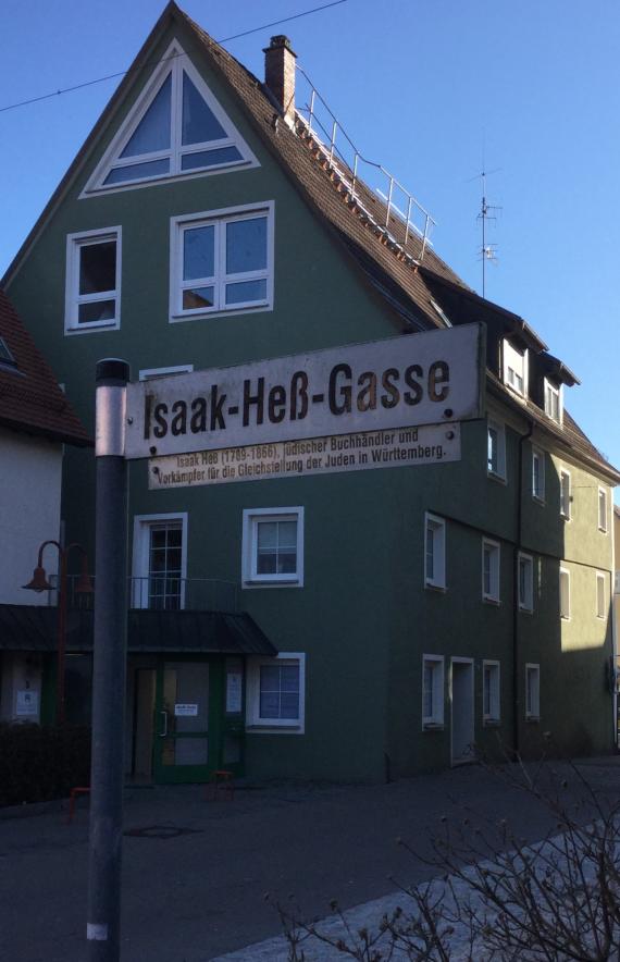 Straßenschild der Isaak - Heß - Gasse in Ellwangen an der Jagst - Im Hintergrund das Haus, in dem sich von 1877 - 1909 der Gebetsaal der Jüdischen Gemeinde befand