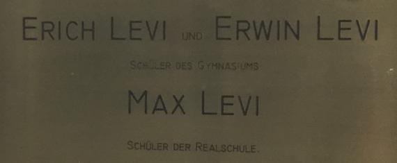 Ausschnittvergrößerung von der an der Gedenkstele angebrachten Erinnerungstafel mit den Namen von " Erich, Erwin und Max Levi "