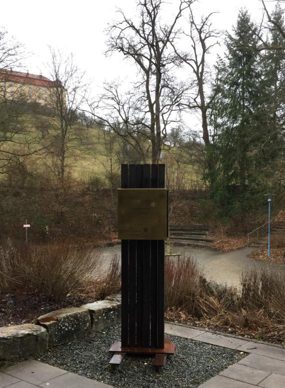 Blick auf die Gedenkstele auf dem Vorplatz zum Eingang des Peutinger Gymnasiums