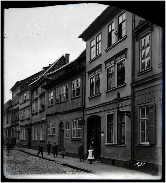 s/w, Stadthäuser, mit spielenden Kindern