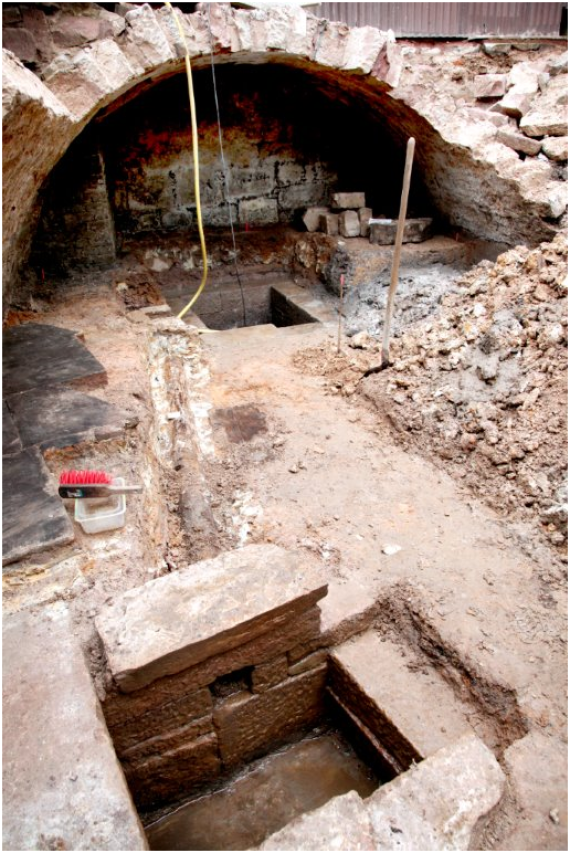 Excavation work on the basement Mikwe in the half-timbered house Hope 38