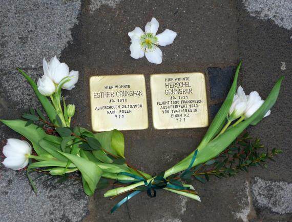 Die im März 2010 vor dem ehemaligen Wohnhaus der Familie verlegten Stolpersteine für Esther und Herschel Grünspan