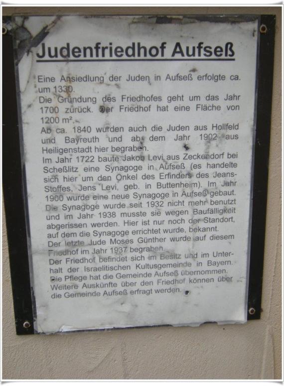 Eine Tafel am Tor mit näheren daten zum Friedhof. Daten werden auch im Text vorgelesen.