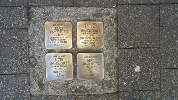 Goldene, quadratisch angeordnete Stolpersteine der Familie Brandenstein in Unna, Bahnhofstr. 25