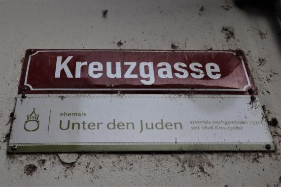 Straßenschild am Eingang zur heutigen Kreuzgasse 