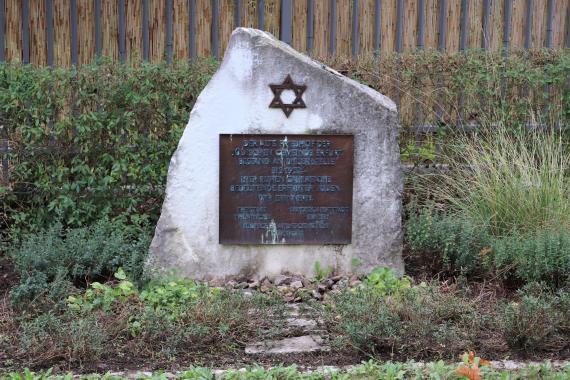 Memorial stone