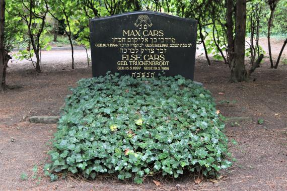 Honorary grave for Max Cars