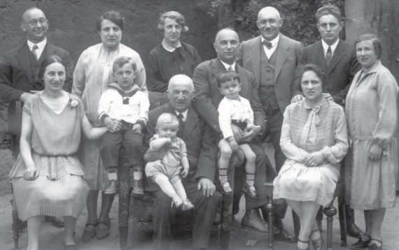 Family photo on the occasion of the celebration of the 70th birthday of Simon Münz