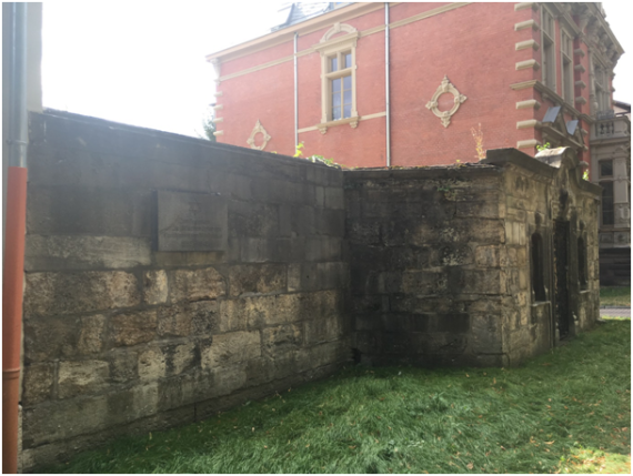 on ruins of a building of the Oppé family