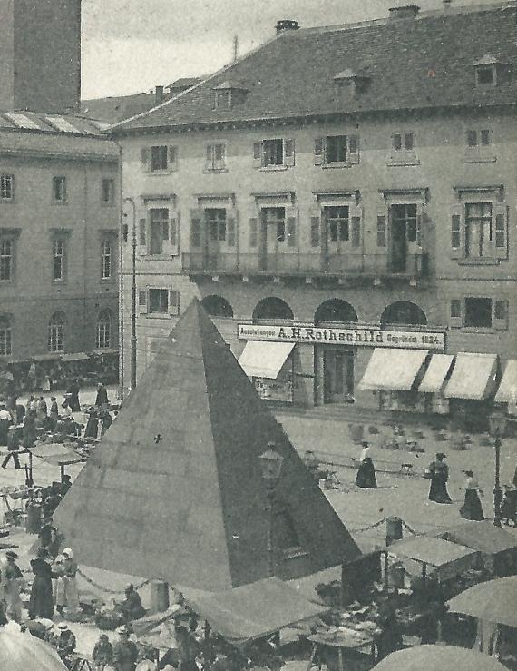 Ansichtskarte Karlsruhe - Marktplatz mit dem Ausstattungsgeschäft A.H.Rothschild - aus der Zeit um 1910 - Ausschnittvergrößerung Geschäft A.H.Rothschild