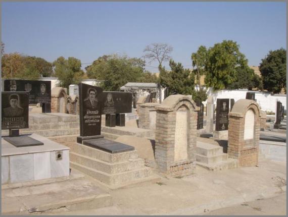 Several tombstones, upright, that is, askenasic. Many in sandstone, but also some in marble with modern texts and images.