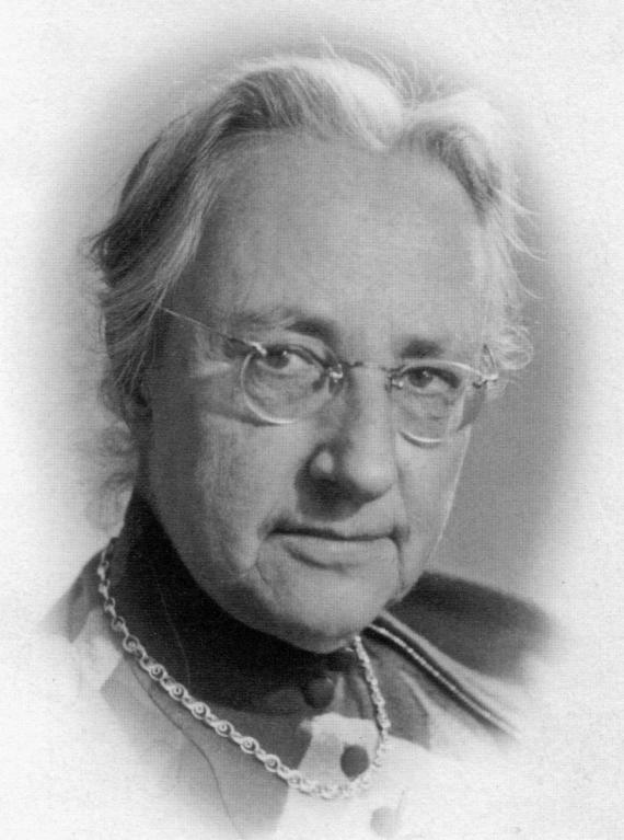 Portrait auf der Gedenktafel am Geburtshaus von Elisabeth Schmitz in Hanau, Corniceliusstraße 16