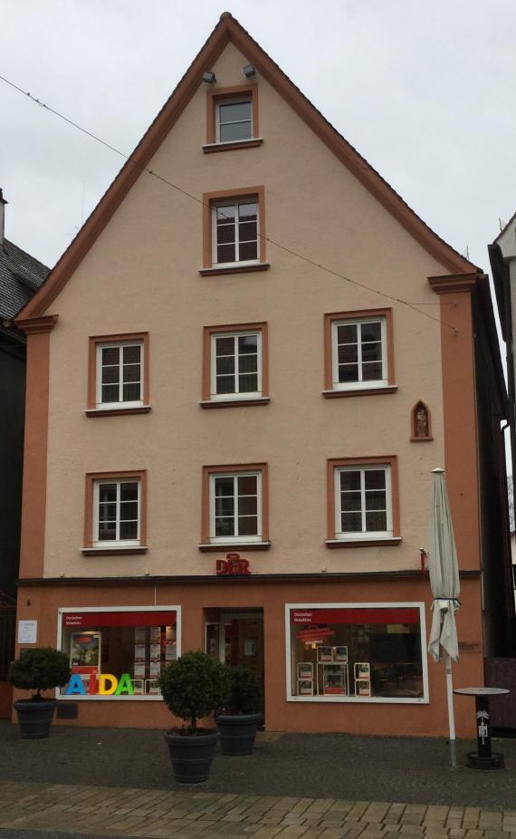 mehrstöckiges Haus mit Giebeldach