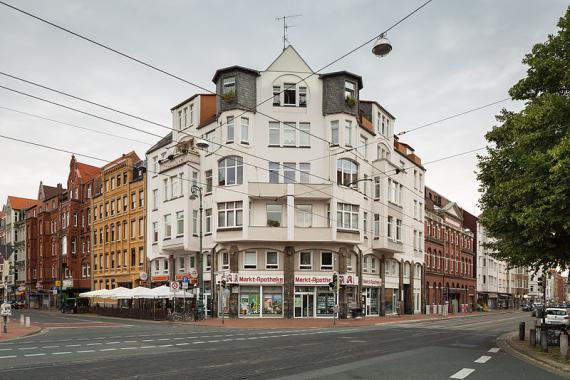 Wohnhäuser am Lindener Marktplatz in Hannover. Der linke Teil des weißen Hauses ist der Geburtsort der politischen Theoretikerin Hannah Arendt.