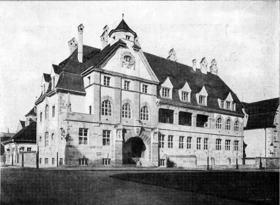 The maternity and infant home in Fürth opened in 1909. The Fürth lawyer and patron of the arts Alfred Louis Nathan donated it to the city of Fürth. In doing so, he wanted to honor his parents Sigmund and Amalie Nathan. The clinic was intended to help reduce the high infant mortality rate. The building was used until 1967. After that, the maternity clinic was transferred to the Fürth Hospital. Today, the former Nathanstift is home to the Leopold-Ullstein secondary school.