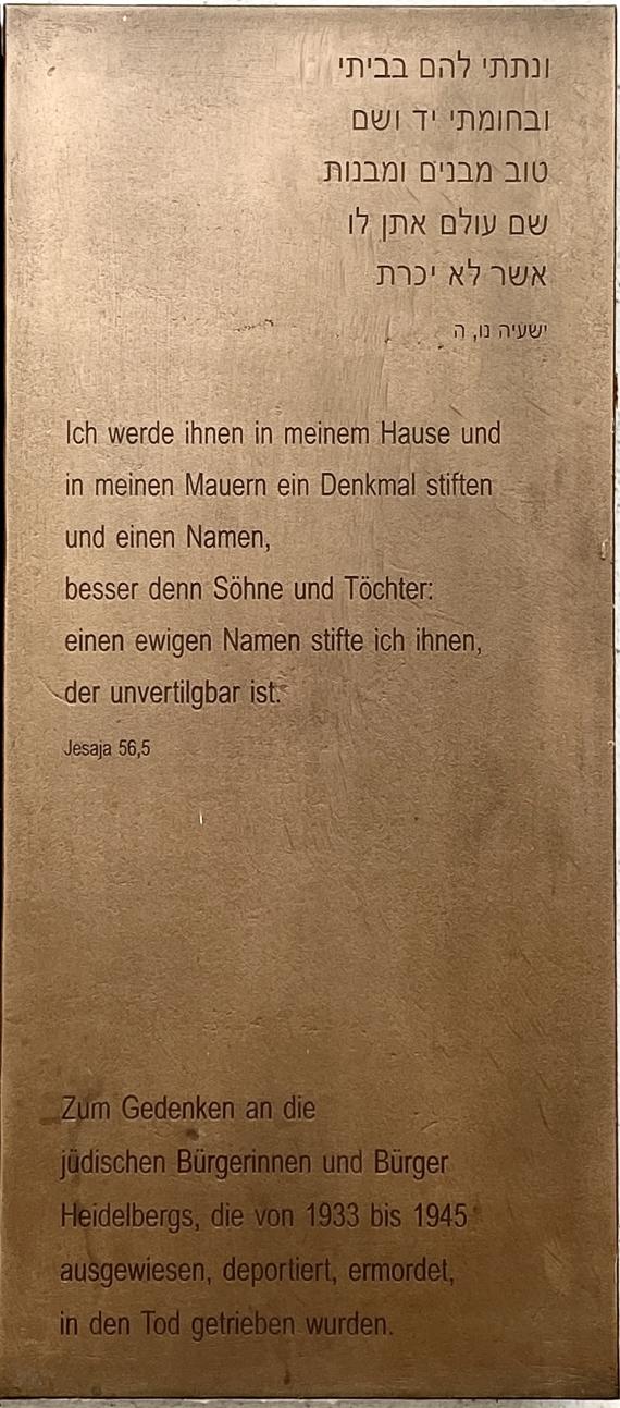 Es ist der Abschluss der Namenstafel zu sehen. Darauf das Bibelzitat Jesaja 56,5 zu sehen.