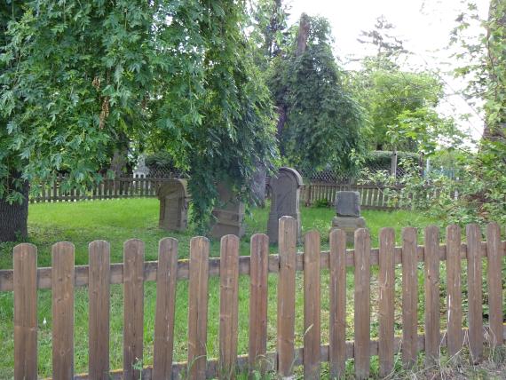 Wooden fence, behind it a cemetery