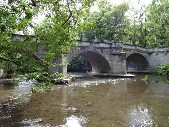 Alte Steinbrücke, die über einen Fluss führt