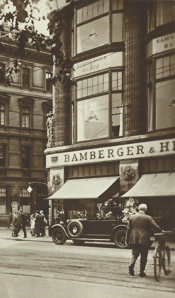 Ansichtskarte Leipzig - Augustusplatz mit Verkehrsturm, Kaffee Felsche und dem Kaufhaus Bamberger & Hertz