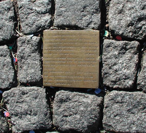 Bild eines Stolpersteins auf dem Boden.