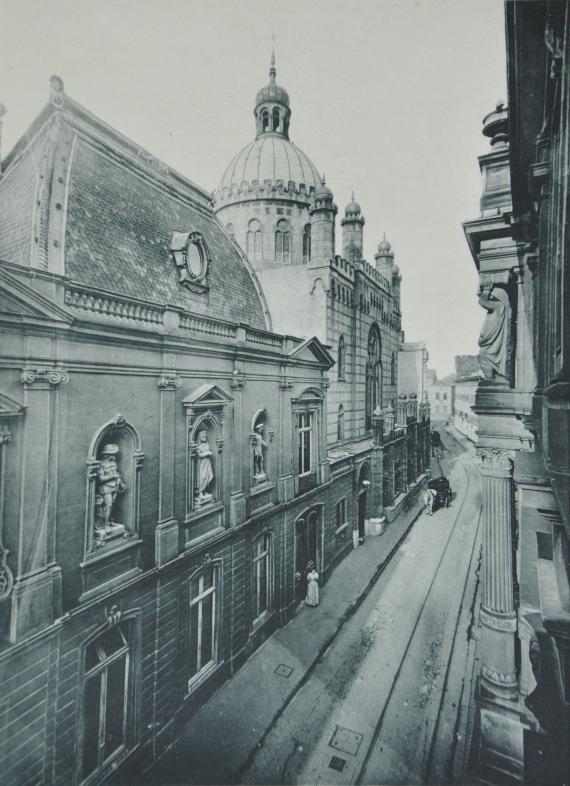 Altes Bild einer kleinen Straße. Links an der Straße ist die Synagoge.
