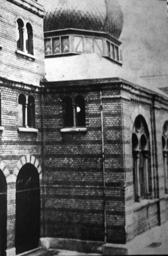 Old photo of the side view of a synagogue.