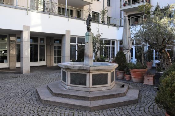 Mittelgroßer Brunnen mit keiner Statue in der Mitte.