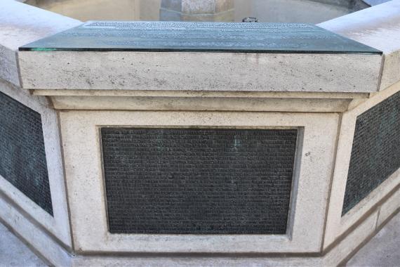 Memorial plaque on the edge of the fountain.