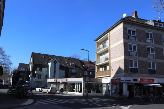 Straße mit Gebäuden und Autos.