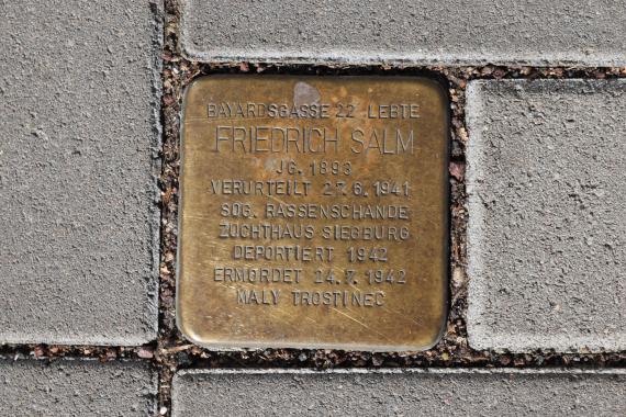 Ein Stolperstein auf dem Boden.