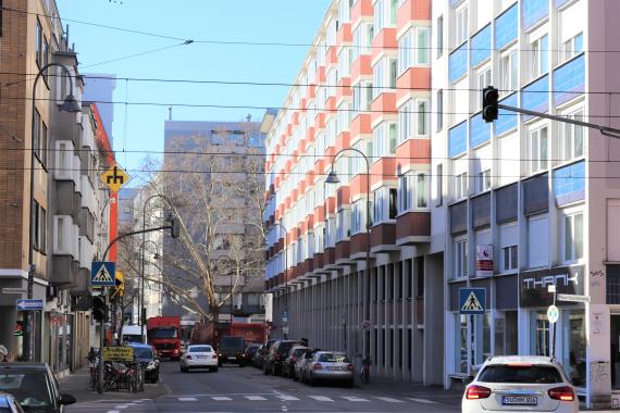 Straße mit Gebäuden, Autos und Gebäuden.