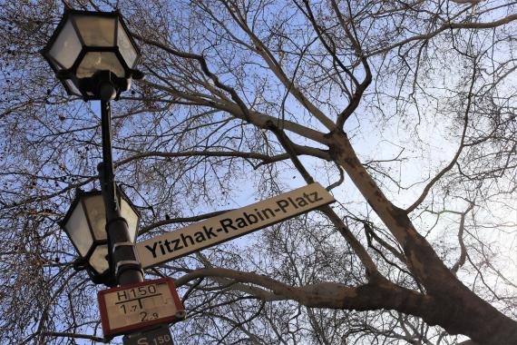 Laternenmast mit Straßenschild.