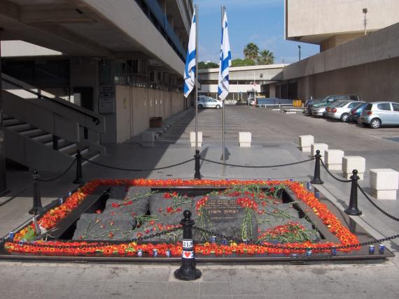 Denkmal mit Blumen auf dem Boden.
