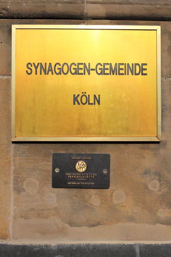 Nameplate of the synagogue.