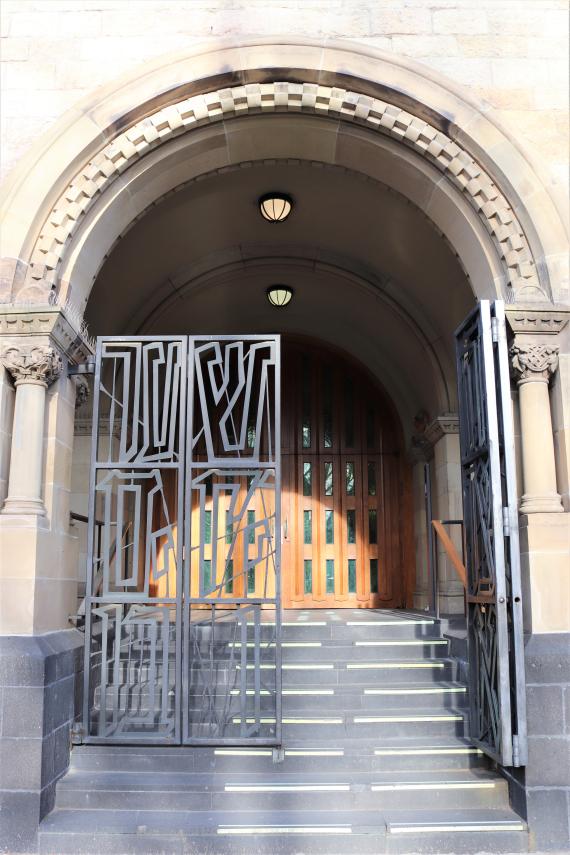 Entrance of the synagogue with lattice in front of it.