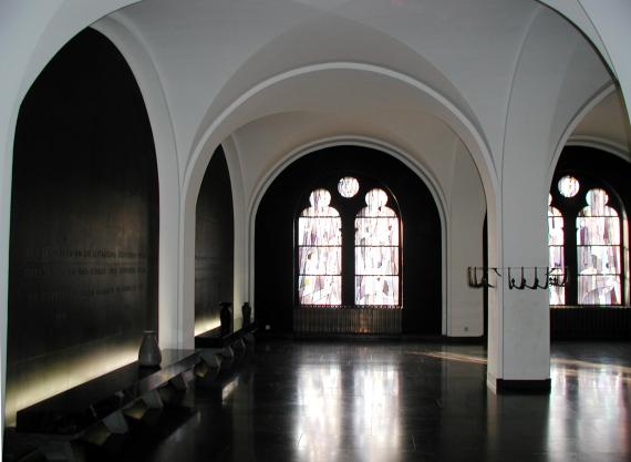 Aufnahme einer Halle in der Synagoge. Die Decke ist bogenförmig und verläuft in Säulen.