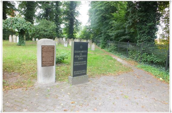 Two memorial stones. Once the history of the cemetery is presented, the second stone only briefly mentions the most important dates.