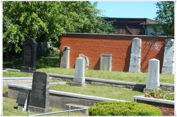 Grabsteine auf dem Friedhof