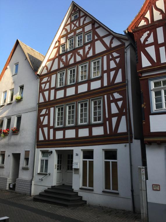 Altmodisches Kantorenhaus mit sichtbaren Holzbalken.