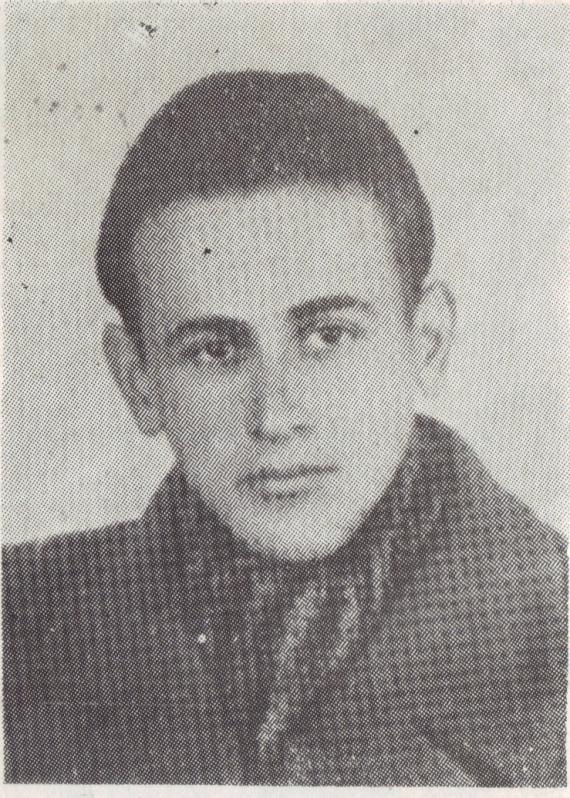 b/w photo, young man in portrait